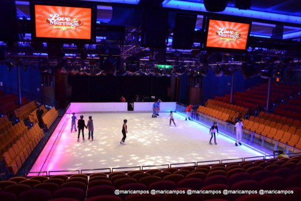 Pista de patinação do gelo serve de cenário para show noturno e entretenimento diurno dos hóspedes