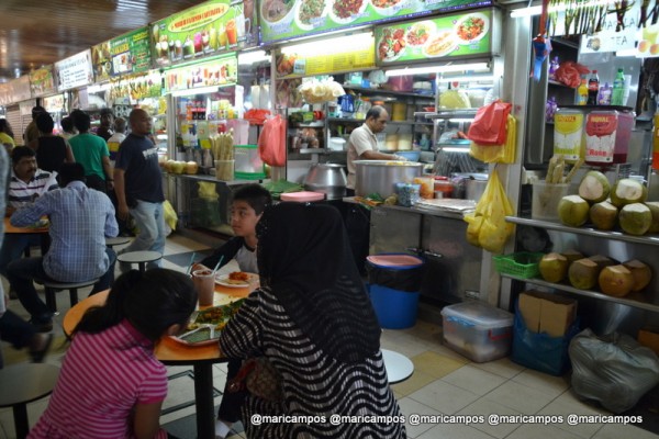 A experiência de comer nos hawker centers de Cingapura é barata e muito interessante