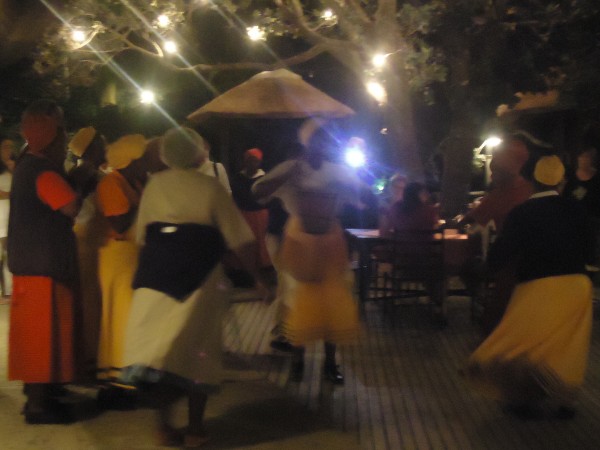 Danças xhosa à beira do rio Umngazi