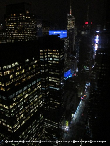 A Times Square vista do cantinho do meu quarto (cara grudada no vidro :D )