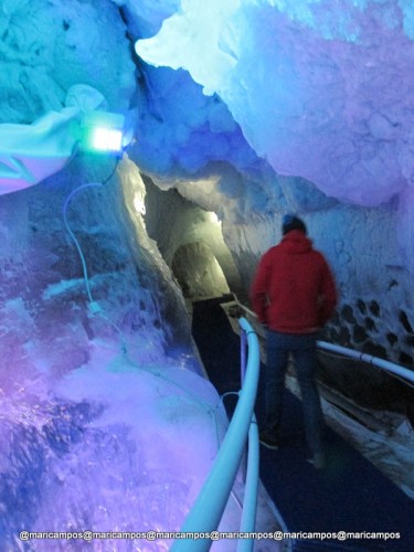 O Palácio de gelo construído dentro do glaciar