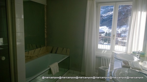 Banheiro com vista no Les Sources des Alpes ;)