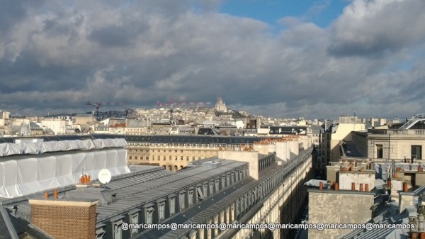 Os telhados de Paris e a Sacre-Coeur ao fundo