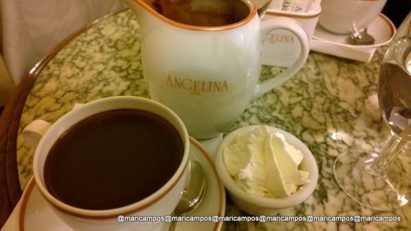 O clássico, turístico, inflacionado e delicioso chocolate quente do Angelina