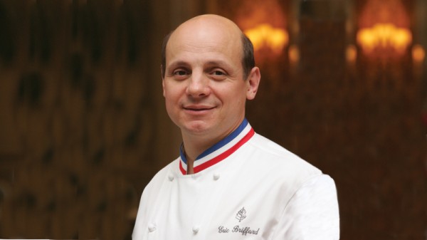 O chef do Le Cinq, durante uma das cooking classes no hotel  (crédito: Four Seasons Paris George V)