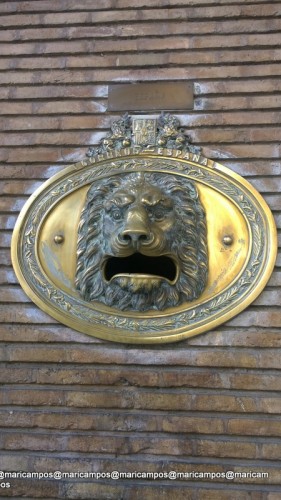 Um dos leões-símbolo da cidade