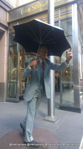 Estátua brinca com os ventos e chuvas da cidade logo à entrada do hotel