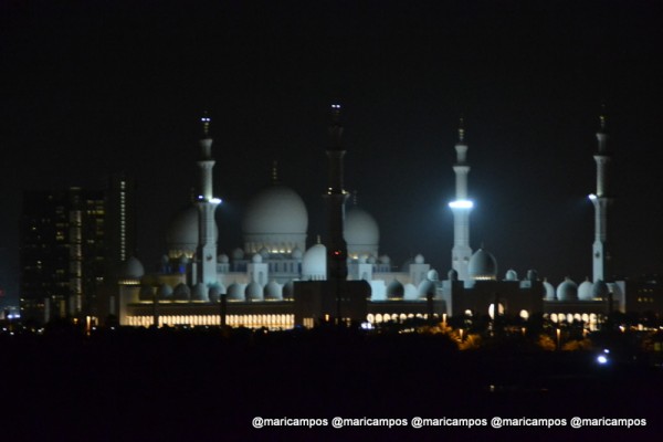 A Grande Mesquita iluminada à noite...