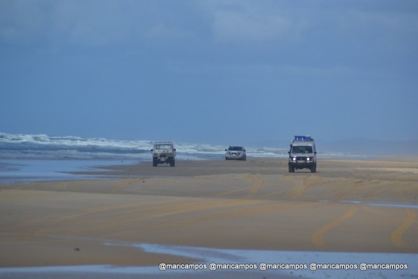 Os carros de excursão na 75-mile beach