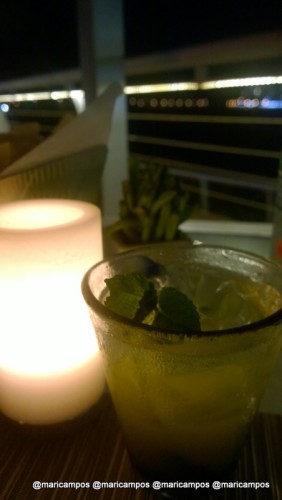 Além dos ótimos pratos, ótimos drinks também no La Mar, como o Piscojito (mojito de pisco) da foto