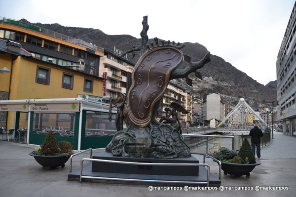 O Dalí presenteado bem no centrinho de Andorra La Vella