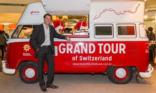 O diretor de mercado do Switzerland Tourism no Brasil, Adrien Genier, mostra orgulhoso sua Heidi  (imagem divulgação)