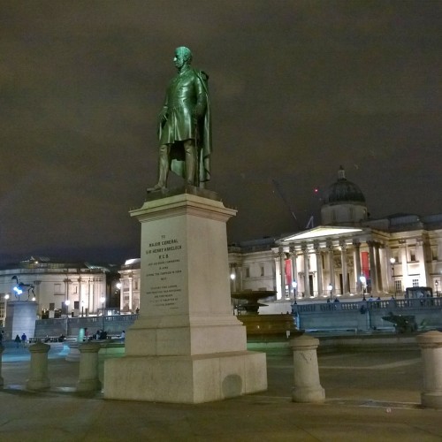 Trafalgar Square vazia à noite <3